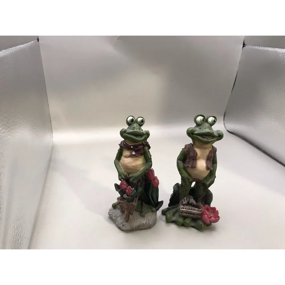 Pair Of Resin Gardening Frogs 2